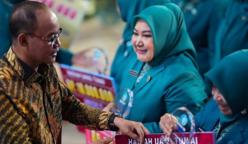 Wakil Bupati Halbar Menyerahkan Hadiah Kepada Peserta HKG