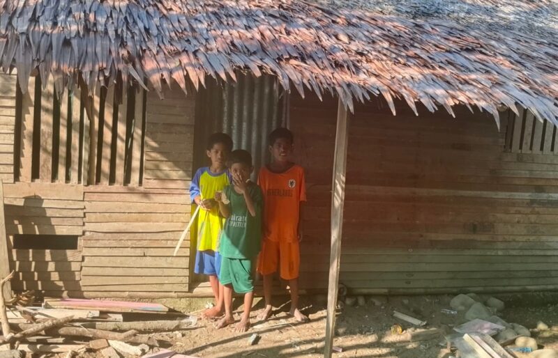 Ketiga Anak Yatim Piatu Pose Depan Rumah Milik Kakek