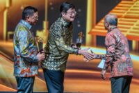 Dirut Harita Nickel Bersama Komisaris Utama Saat Menerima Penghargaan Subroto 2025