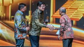 Dirut Harita Nickel Bersama Komisaris Utama Saat Menerima Penghargaan Subroto 2025