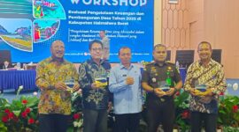 Pose Bersama Ir Namto H Roba Usai Workshop Pengelolaan Keuangan