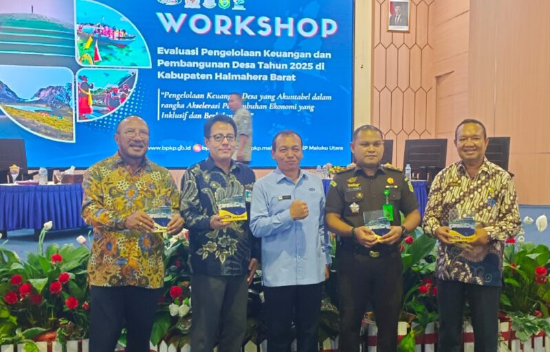 Pose Bersama Ir Namto H Roba Usai Workshop Pengelolaan Keuangan