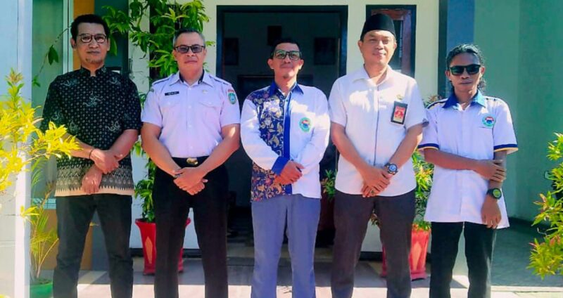 Pose Bersama IKA PMII Kepsul dan Pejabat Kesbangpol Usai Registrasi
