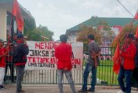 Aksi Front Marhaenis di Depan Kantor Kejaksaan Negeri Sanana