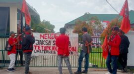 Aksi Front Marhaenis di Depan Kantor Kejaksaan Negeri Sanana