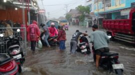 Kendaraan Yang Melintasi Genangan Air di Ruas Jalan Kelurahan Bastiong