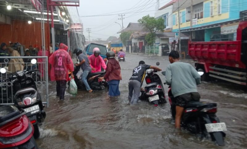 Kendaraan Yang Melintasi Genangan Air di Ruas Jalan Kelurahan Bastiong