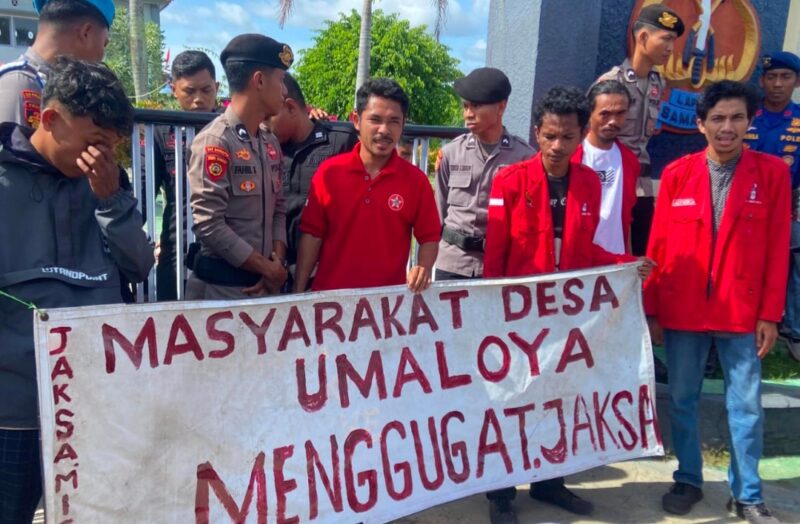 Aksi Unjukrasa di Depan Kantor Kejaksaan Negeri (Kejari) Kepsul