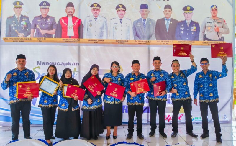 Pose Bersama Para ASN Dinas Kominfo Pemkab Halmahera Barat