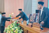 Sekretaris Daerah, Julius Marau, Menyerahkan Dokumen RAPBD kepada Ketua DPRD