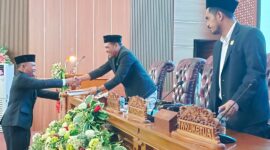 Sekretaris Daerah, Julius Marau, Menyerahkan Dokumen RAPBD kepada Ketua DPRD