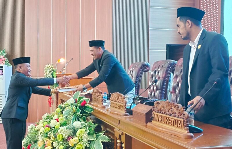 Sekretaris Daerah, Julius Marau, Menyerahkan Dokumen RAPBD kepada Ketua DPRD