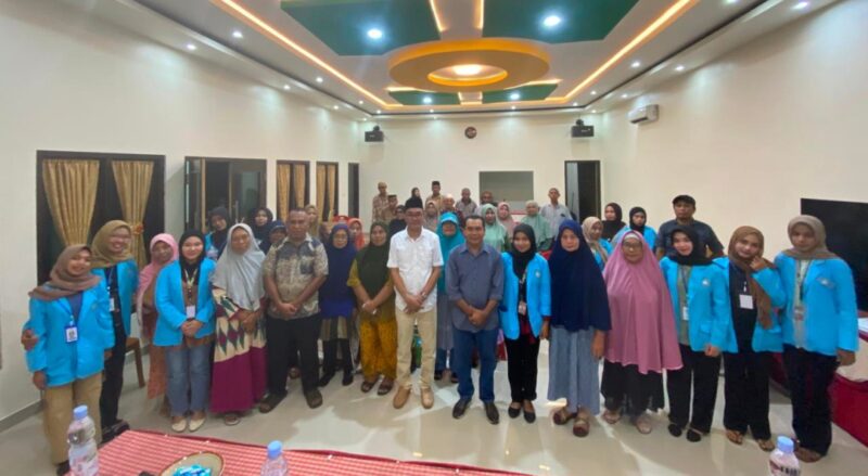 Pose Bersama Usai Penyerahan Bantuan Sembako