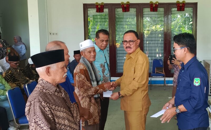 Bupati James Uang Menyerahkan Secara Simbolis Insentif Imam Pendeta