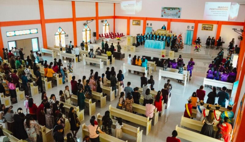 Tampak Ruangan Dalam Gereja Immanuel Kawasi Obi 