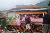 Rumah Warga Yang Ambruk Akibat Tanah Longsor