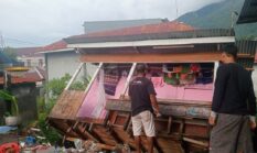 Longsor di Perbatasan Kalumpang – Maliaro, Dua Rumah Warga Ambruk