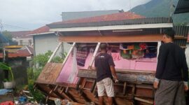 Rumah Warga Yang Ambruk Akibat Tanah Longsor