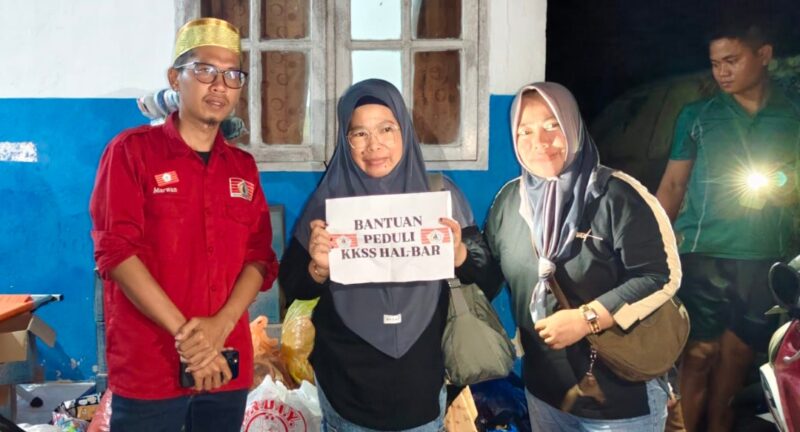 Pose Bersama Ketua KKSS Halbar, Marwan, Usai Menyerahkan Bantuan