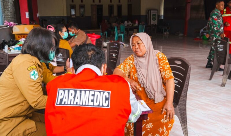 Pemeriksaan Kesehatan Oleh Tim Harita Peduli Kepada Warga di Pengungsian