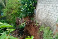 Tanah Longsor Yang Ancam Pemukiman Warga