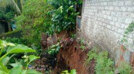 Tanah Longsor Yang Ancam Pemukiman Warga