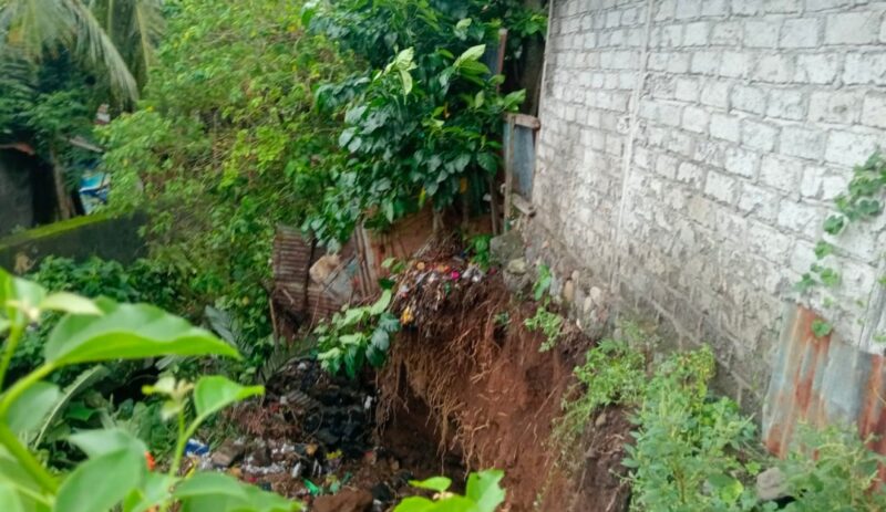 Tanah Longsor Yang Ancam Pemukiman Warga