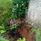 Tanah Longsor Yang Ancam Pemukiman Warga