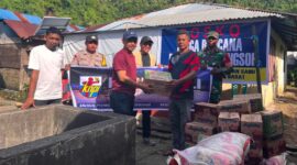 Ketua KNPI Halbar Menyerahkan Bantuan Untuk Korban Bencana