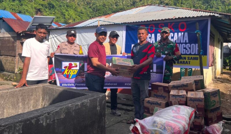 Ketua KNPI Halbar Menyerahkan Bantuan Untuk Korban Bencana