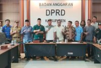 Pose Bersama Komisi I DPRD Usai RDP Dengan Pemdes Tosoa