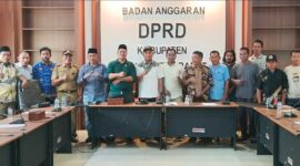 Pose Bersama Komisi I DPRD Usai RDP Dengan Pemdes Tosoa