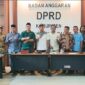 Pose Bersama Komisi I DPRD Usai RDP Dengan Pemdes Tosoa
