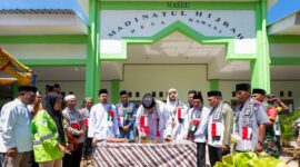 Bupati Halsel Menandatangani Prasasti Peresmian Masjid