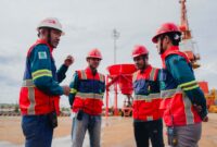 Fadli Wahda Saat Memimpin Briefing Lapangan Bersama Tim Harita Nickel di Pulau Obi
