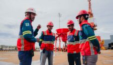 Fadli Wahda Saat Memimpin Briefing Lapangan Bersama Tim Harita Nickel di Pulau Obi