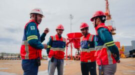 Fadli Wahda Saat Memimpin Briefing Lapangan Bersama Tim Harita Nickel di Pulau Obi