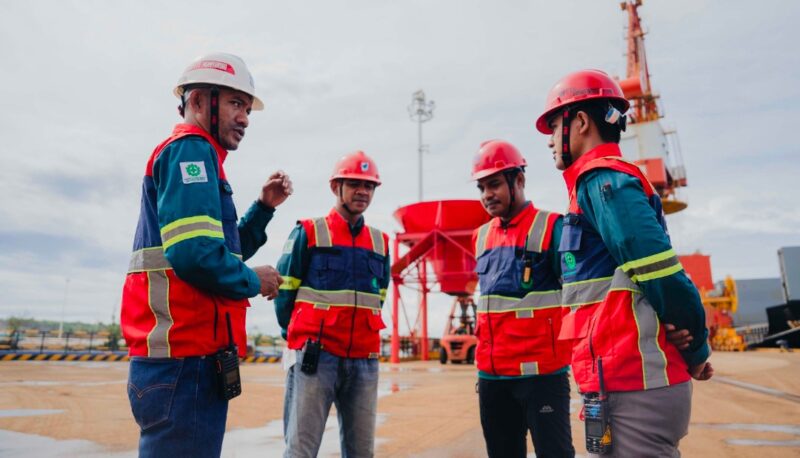 Fadli Wahda Saat Memimpin Briefing Lapangan Bersama Tim Harita Nickel di Pulau Obi