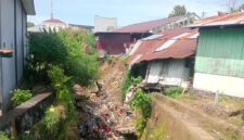 Rumah Salah Satu Warga Yang Terancam Ambruk