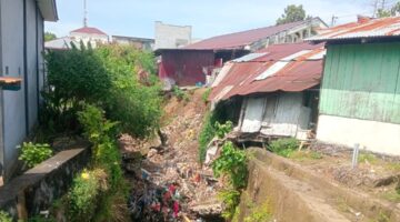 Rumah Salah Satu Warga Yang Terancam Ambruk
