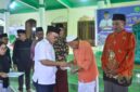 Bupati James Uang Menyerahkan Insentif Secara Simbolis Saat Safari Ramadan