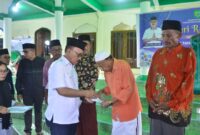 Bupati James Uang Menyerahkan Insentif Secara Simbolis Saat Safari Ramadan