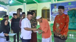Bupati James Uang Menyerahkan Insentif Secara Simbolis Saat Safari Ramadan