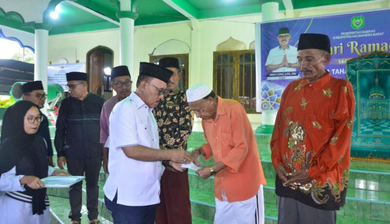 Bupati James Uang Menyerahkan Insentif Secara Simbolis Saat Safari Ramadan