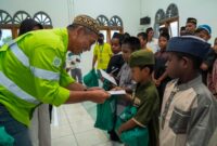 Community Relations Manager, Riyadi Supriyadi Menyerahkan Santunan Kepada Anak Yatim