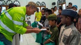 Community Relations Manager, Riyadi Supriyadi Menyerahkan Santunan Kepada Anak Yatim