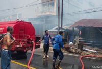 Petugas Damkar Saat Memadamkan Kebakaran di Kelurahan Takoma