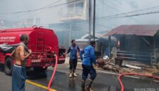 Petugas Damkar Saat Memadamkan Kebakaran di Kelurahan Takoma