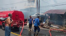 Petugas Damkar Saat Memadamkan Kebakaran di Kelurahan Takoma