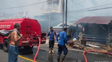Petugas Damkar Saat Memadamkan Kebakaran di Kelurahan Takoma